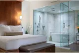 Tại sao kính trong phòng tắm khách sạn đều trong suốt