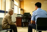 Cụ ông 85 tuổi ly hôn sau nhiều năm bị vợ bạo hành: Món quà đặc biệt ông mang đến đồn công an khiến ai cũng xúc động