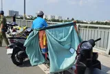 Dừng xe giữa cầu Hóa An, nam shipper bất ngờ lao xuống sông mất tích: Tiếng gọi con xé lòng của người mẹ