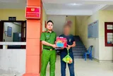 Mất sạch giấy tờ và tiền, nam thanh niên lang thang đi bộ nhiều ngày và cái kết khiến ai cũng xúc động