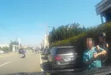 Clip:Người phụ nữ bất ngờ bị kẻ lạ mặt tấn công, khống chế khi đang dừng đèn đỏ