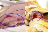 Gà luộc chín kỹ nhưng vẫn đỏ xương: Vì sao?