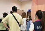 Bé 4 tuổi rơi từ tầng 3 xuống mái che, cả gia đình đối mặt nguy cơ bị xử phạt
