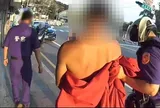Người đàn ông khỏa thân xông vào cửa hàng tiện lợi, cảnh sát phát hiện thứ bất ngờ trong túi