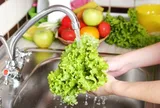 Sự thật bất ngờ về nước muối loãng làm sạch rau củ quả