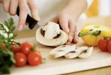 Người bận rộn nên biết: Cách rút ngắn một nửa thời gian đứng bếp mỗi ngày