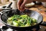 Cách xào rau xanh giòn, giữ trọn dinh dưỡng: Thêm ngay 1 gia vị này vào