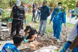 Đi hái nấm trong rừng, người mẹ chết lặng khi phát hiện thi thể con gái mất tích