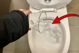 Đổ đá lạnh vào bồn cầu: Mẹo hay mang lại lợi ích bất ngờ ít người biết