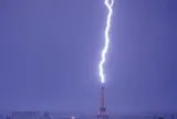 Khoảnh khắc hiếm gặp: Sét đánh trúng tháp Eiffel, cả bầu trời rực sáng