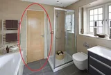 Nên đóng hay mở cửa phòng tắm khi không sử dụng? 90% mọi người đang làm sai
