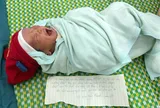 Phát hiện bé trai sơ sinh bị bỏ rơi với lời nhắn ‘hãy nuôi con tôi như con đẻ’