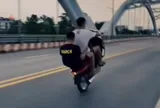 Bốc đầu xe máy trên cầu, thanh niên 18 tuổi bị chuyển hồ sơ sang cơ quan điều tra