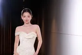 Hình ảnh mới của diễn viên phim "Mưa đỏ" trong trang phục trễ vai