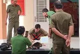 Cú va chạm giao thông làm lộ bí mật trong bao tải của hai người đàn ông