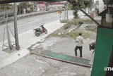 Bị bò tấn công liên tiếp, hành động sau đó của người đàn ông khiến nhiều người sửng sốt, camera ghi lại toàn bộ sự việc