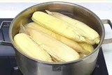 Mẹo luộc ngô dẻo thơm bằng gia vị quen thuộc này