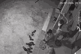 Camera ghi lại giây phút người phụ nữ suýt trả giá đắt khi "trổ tài" sửa điện
