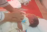 Tiếng khóc lạ bên đường dẫn đến cuộc "giải cứu" bé sơ sinh bị bỏ rơi trong túi nylon đỏ của nhóm học sinh ở Đắk Lắk