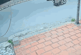 Camera ghi cảnh cô gái bị kéo lê trên đường vì một sai lầm nhiều người vẫn mắc khi đi xe máy