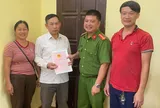 Nhặt được một thứ nhiều người ao ước giữa đống sắt vụn, người đàn ông lập tức mang đến công an