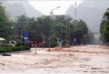 Nước lũ chảy như thác, nhiều tuyến đường ở Sơn La ngập sâu hơn 1 mét
