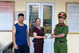 Nhặt được túi xách giữa chợ, người phụ nữ lập tức báo công an