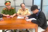 Con “bốc đầu” xe máy, bố bị phạt 9 triệu đồng