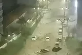 Ô tô trôi như “xe đồ chơi” giữa dòng lũ sau bão Bavi ở Trung Quốc