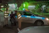 Bé trai đi bộ trên cao tốc giữa đêm hơn 26km, CSGT lần theo một chi tiết trên áo để tìm người thân