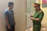 Khởi tố người đàn ông cởi trần xông vào trụ sở UBND xã chửi bới, đập phá tài sản