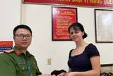 Không nhớ nơi đánh rơi ví, nữ du khách Đức được công an hỗ trợ tìm lại