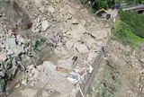 Clip: Hàng nghìn tấn đá lao xuống đường, cảnh tượng khiến người xem thót tim