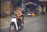Mánh khóe tháo biển số của nam thiếu niên vẫn không qua được mắt CSGT