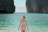 Á hậu Bùi Khánh Linh khoe bóng lưng "cực phẩm" trong bộ bikini màu hồng, cư dân mạng xuýt xoa