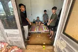 Phát hiện nhóm thiếu niên "làm chuyện động trời" trong nhà hoang, dùng lọ thuốc nhỏ mắt để giấu tang vật