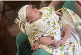 Bé gái sơ sinh bị bỏ trong chiếc làn nhựa bên đường lúc đêm khuya, cùng lời nhắn gửi xúc động