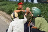 Cụ ông mệt lả giữa đường, hành động ấm áp sau đó khiến nhiều người xúc động