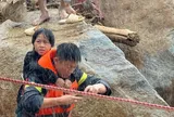 Công an Lai Châu đu dây giải cứu 10 người khỏi dòng lũ dữ