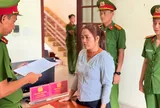Thi hành lệnh bắt tạm giam "bà chủ đại lý" thu mua mủ cao su Hoàng Thị Lý
