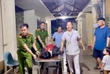 Đau đẻ khi đang chặt mía thuê, sản phụ được công an vượt rừng đưa đến bệnh viện