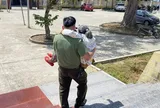 Hành động ấm áp của cán bộ công an với người dân đi lại khó khăn