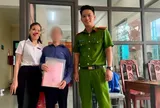 Người phụ nữ 51 tuổi mang sổ đỏ đi vay 100 triệu đồng để nhận “món quà 800.000 USD”