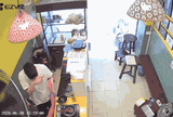 Nam nhân viên tiệm bánh mì bật khóc khi được người phụ nữ xa lạ "dúi" cho một thứ, sự thật phía sau khiến triệu người xúc động