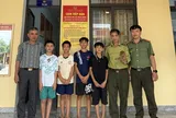 Thấy sinh vật lạ nằm trên cây khế, 4 em nhỏ có quyết định khiến người lớn cũng phải khen