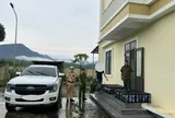Kiểm tra xe bán tải lúc nửa đêm, lộ bí mật bên trong 37 chiếc bao tải