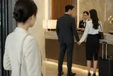 Đến khách sạn gặp đối tác, phát hiện chồng tay trong tay với nữ thư ký nhận chìa khóa phòng, tôi hỏi một câu khiến cả hai đỏ mặt