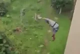 Khóa an toàn bất ngờ bung giữa không trung, du khách rơi từ độ cao 12 m khi chơi zipline