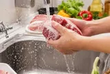 Có nên rửa thịt trước khi nấu hay không? 90% mọi người đang làm sai mà không biết