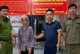 Không nhớ đường về, cụ bà được công an đưa trở lại vòng tay gia đình